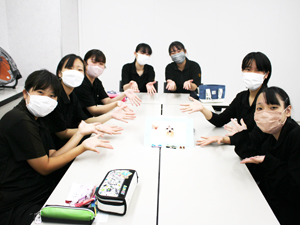 １年生、飾りのリボンを手作り！